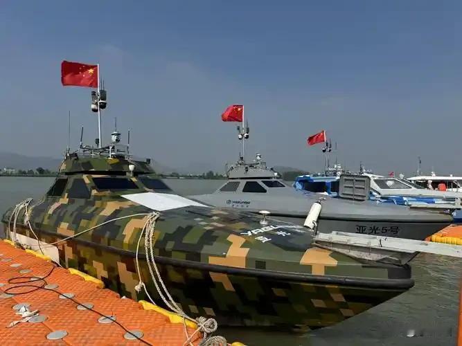 最近，无人快艇（包含自杀式无人艇）成为了改变现代化海战“非对称战术”博弈的热议话