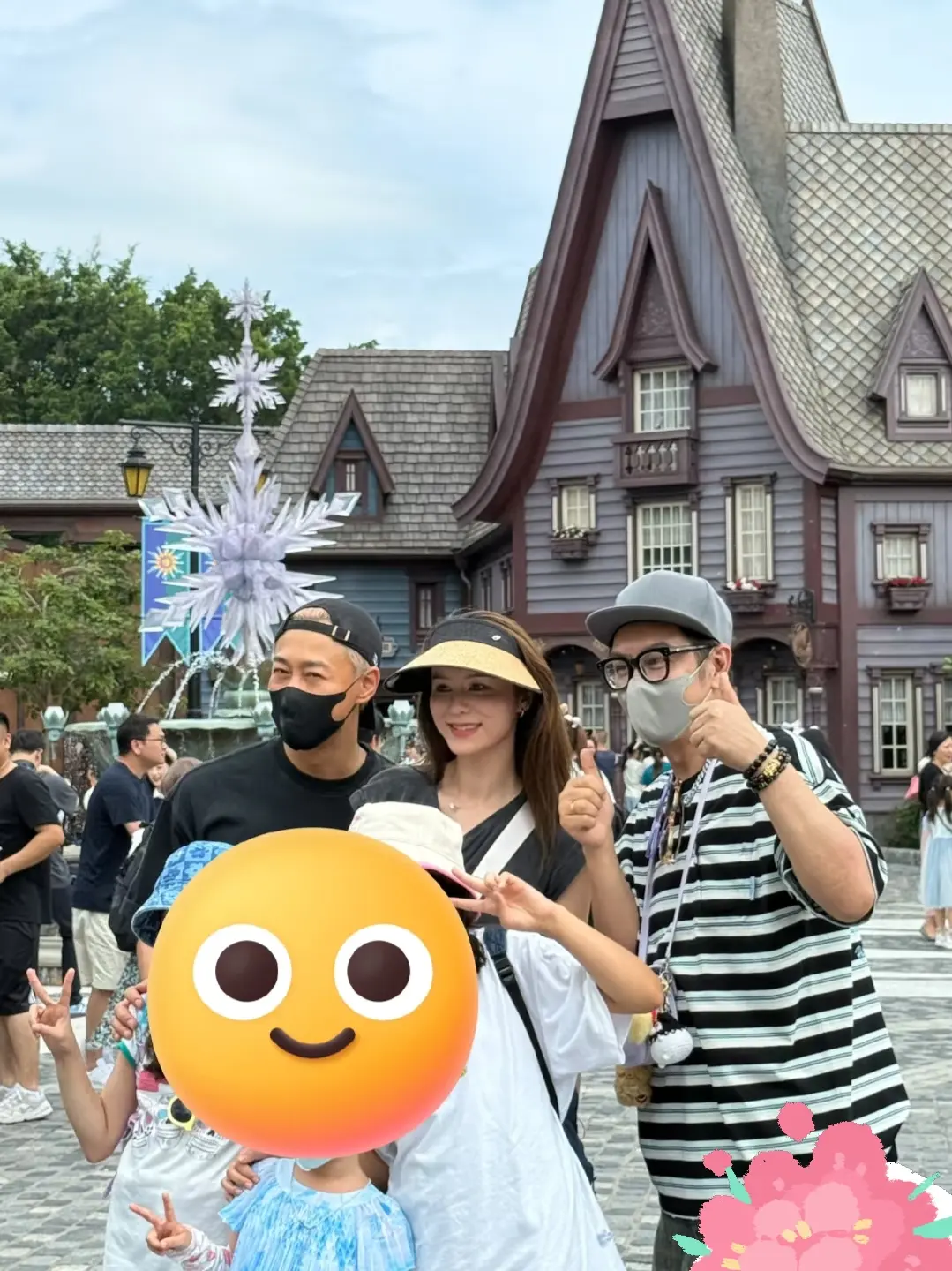 林峰张馨月带女儿现身香港迪士尼。夫妻俩还是挺甜蜜的，好有陈浩民也在