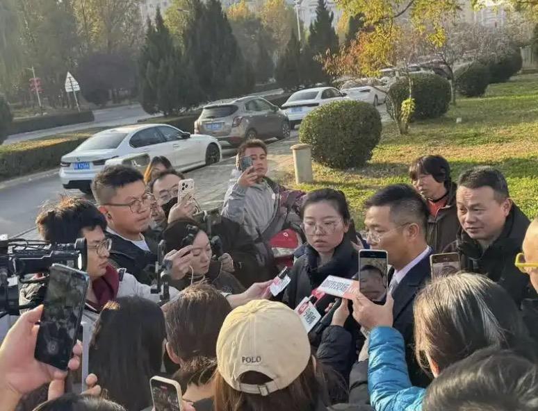 如果有9人拿着器械上门打砸，有人为了保护家人干掉了一个，那这算不算正当防卫？
发