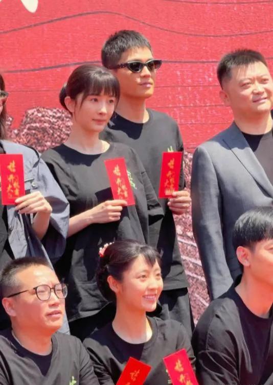 杨幂终于不“漂亮”了！
杨幂又一大作《生万物》开机！37岁杨幂首演农村妇女，卸掉