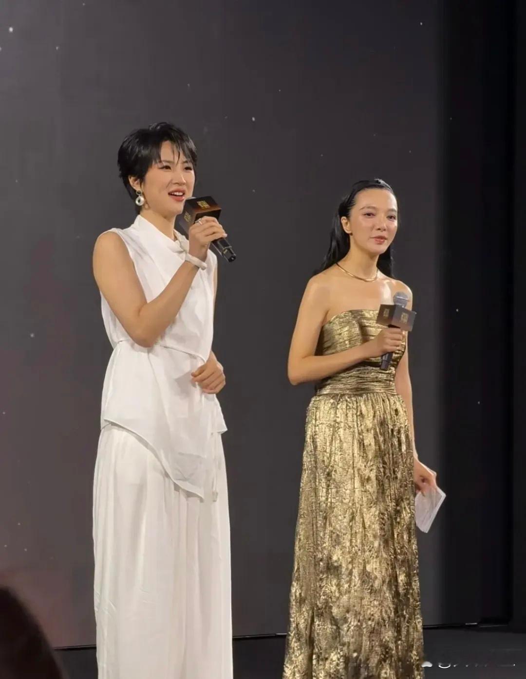 姚安娜是真低调啊，出席活动，没穿高定反而穿着一身普通的定制衣服，在台上发言落落大