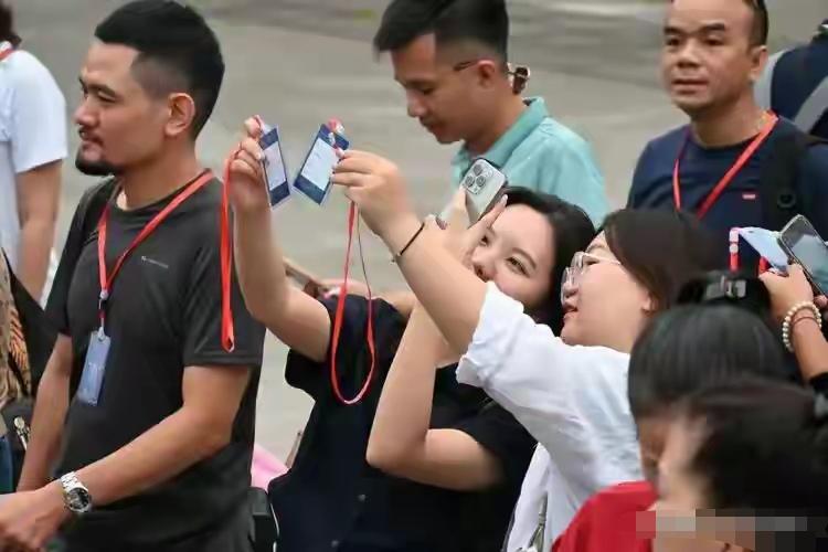 “妈，你别骗我了，这视频肯定加速了。”

一个越南小伙子把北京地铁刷卡视频发到家