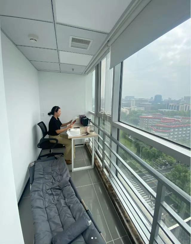 网友：不知道是该哭还是该笑，招聘的时候公司说提供住宿，而且特别地近，这明明是住宿