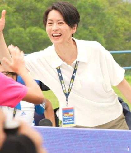 梁咏琪竟然去当足球队领队了 梁咏琪这次在《逆转上半场》里太有突破啦！破产女强人成