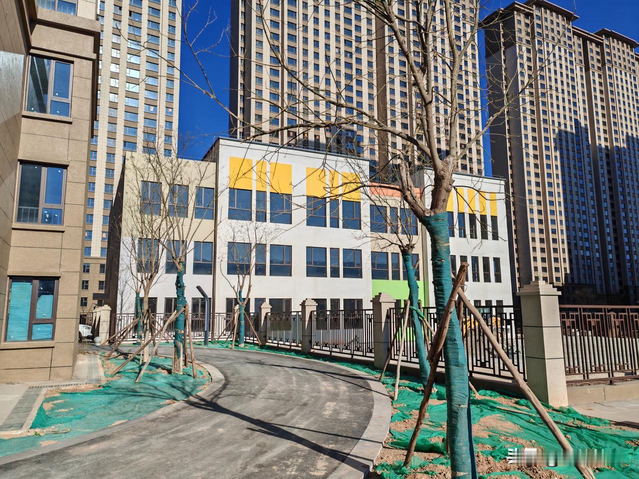 办理退休要满足两个基本条件，第1个基本条件是达到法定退休年龄，第2个基本条件是养