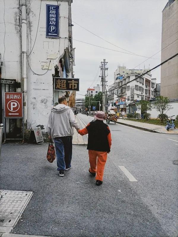 10月31日，内蒙古呼和浩特90岁老人带着86岁老伴自驾23年游遍全国，每年外出