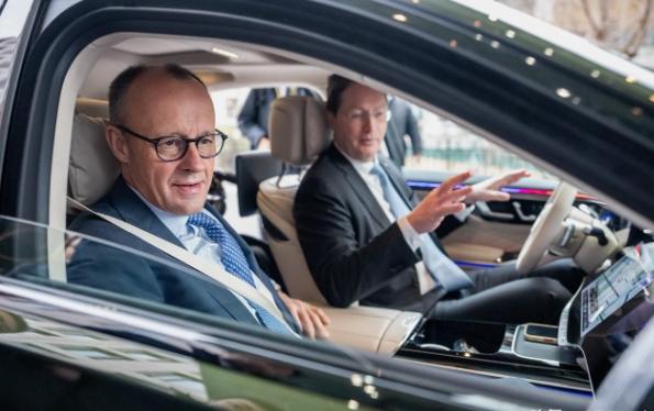 2月26日，德国总理默茨在北京参观了梅赛德斯-奔驰后，突然失去了“自信”。

德