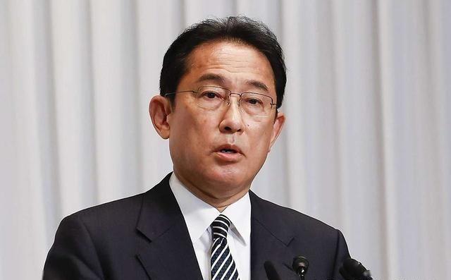 同为日本前首相，格局一眼就看出来了！鸠山由纪夫点名批评高市早苗：正是你的激进言论
