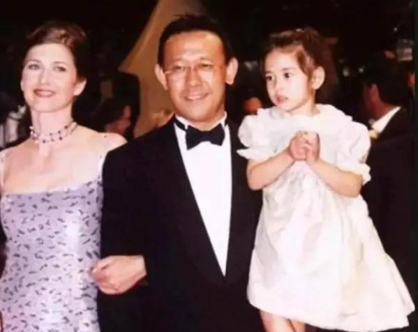 2006年，姜文和新婚妻子周韵去法国探望女儿，推开女儿房门的那一刻，女儿一脸怨气