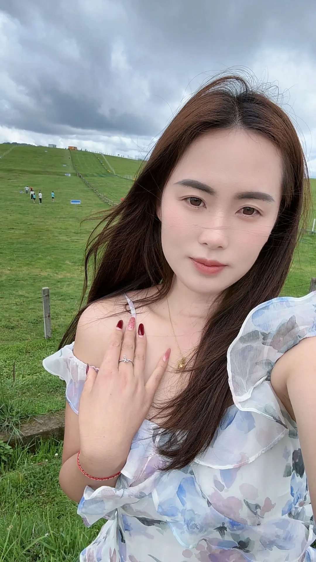 樱花树下谁站都浪漫，我的爱给谁都热烈