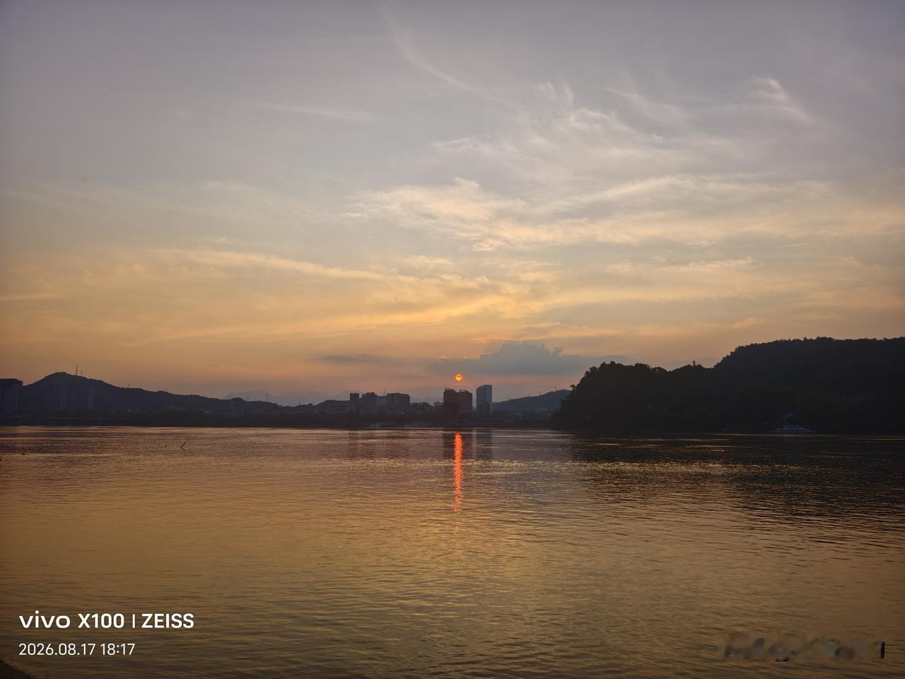 富春江畔夕阳西下