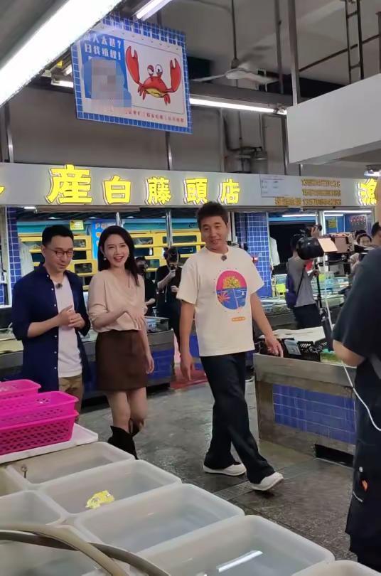 歌手沙宝亮和主持人龙洋来珠海斗门的白藤头水产批发市场了？ 原来是央视拍摄的《夜未