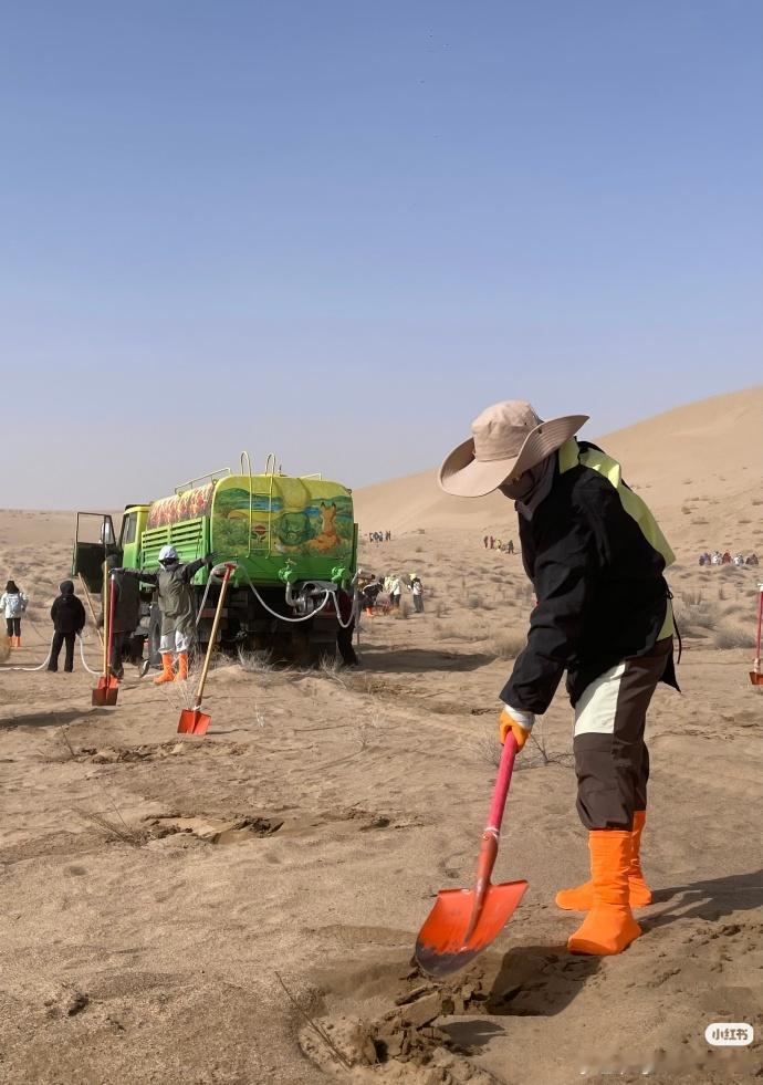 被中国人的沙漠植树奇迹震撼了 中国人只要想干事，没有干不成的事情。北斗导航机器人
