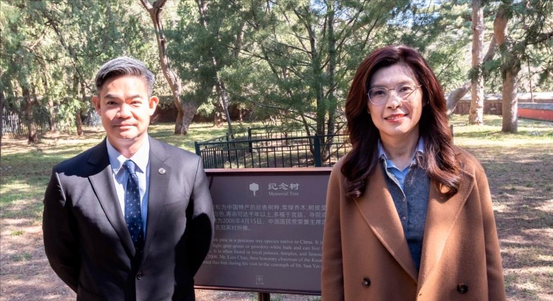 今日（11日）郑丽文前往北京香山碧云寺，虔诚拜谒孙中山衣冠冢，随后还与党青年部主