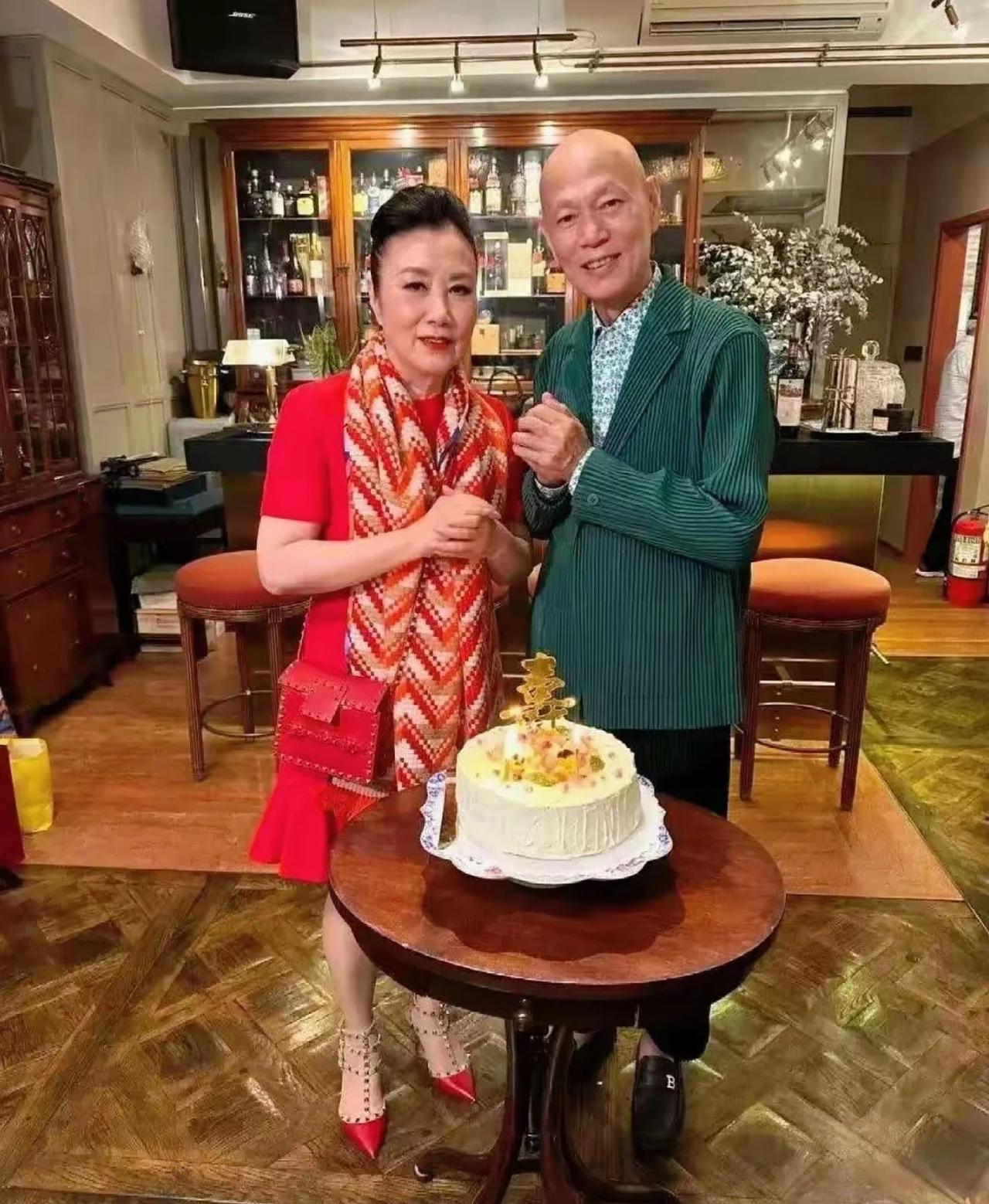 罗家英这样和媒体说等于把汪明荃推到了风口浪尖，用舆论压力逼人。香港电影里演的他们