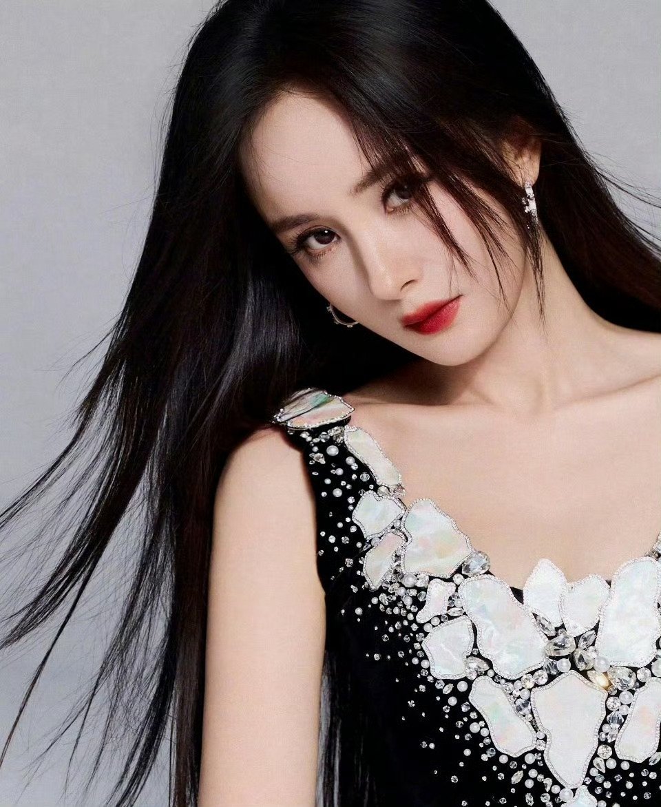 新浪娱乐被杨幂美得大吸一口凉气 完全被白玉兰晚宴上的杨幂拿捏，礼服质感上乘，配色
