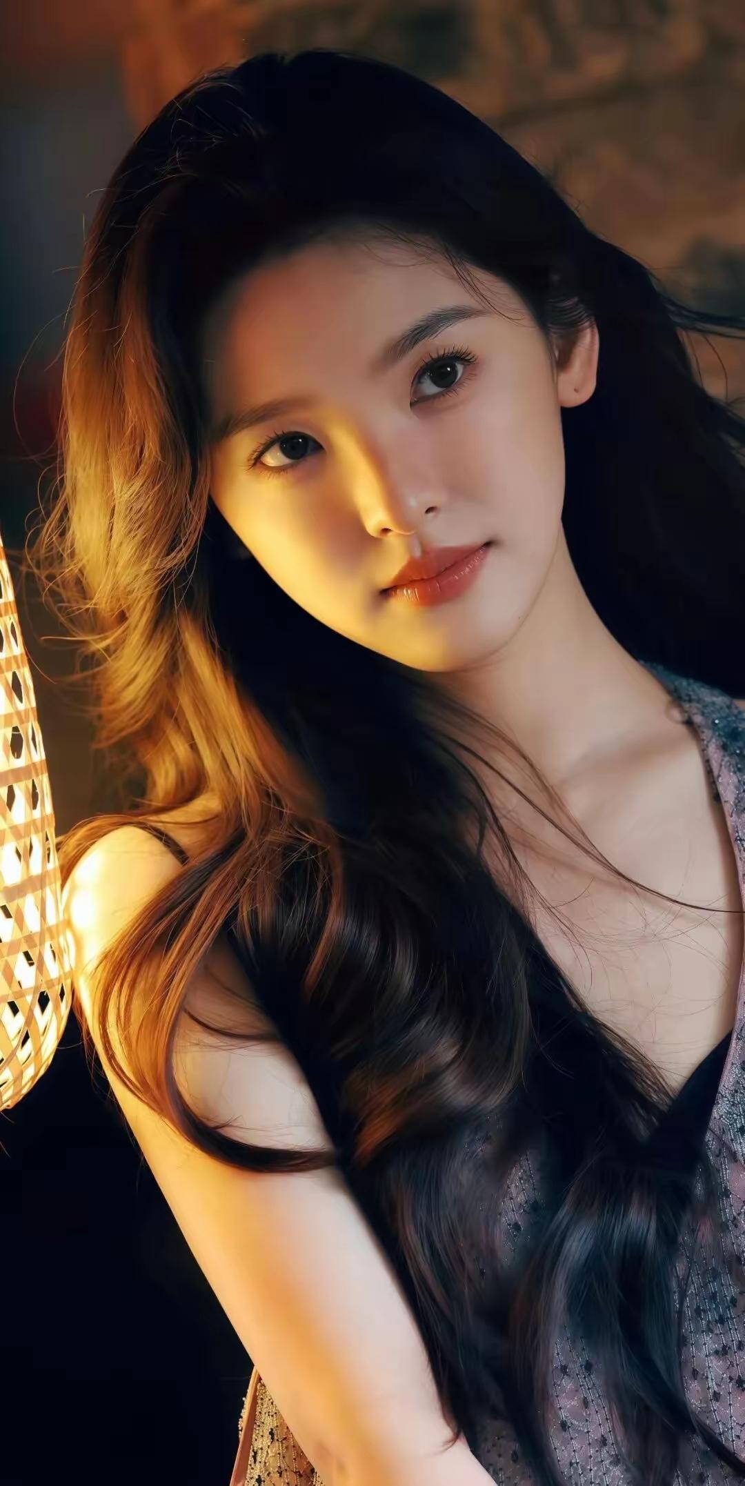 长发美女靠在灯旁，好温柔。