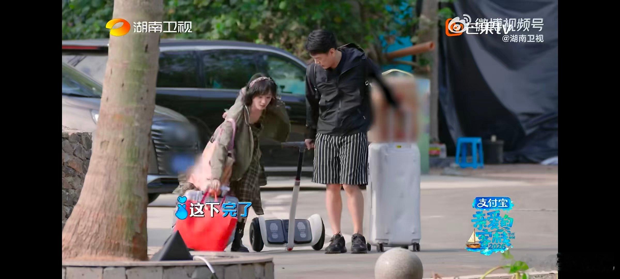 黄灿灿在每个综艺留下个笑点就跑了亲爱的客栈热心助人却意外翻车，黄灿灿帮搬行李行李