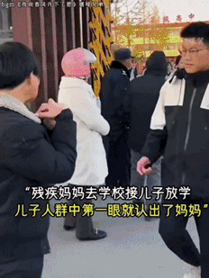妈妈生我养我，别人眼里你残疾、丑陋，在我心目中你最美！
看着这位妈妈身体残疾，用