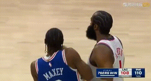 仍是老大哥！马克西赛后急奔哈登求拥抱，哈登：别闹，我要绝杀哨呢？
马克西第一时间