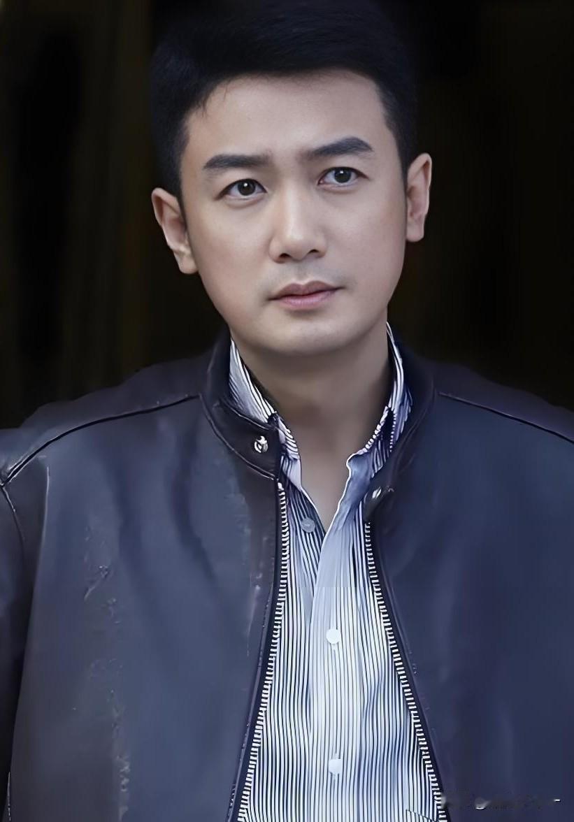 我敢说，

《灼灼韶华》演褚韶中这演员巩峥，

是整部剧里最帅的男人了哈，就那张