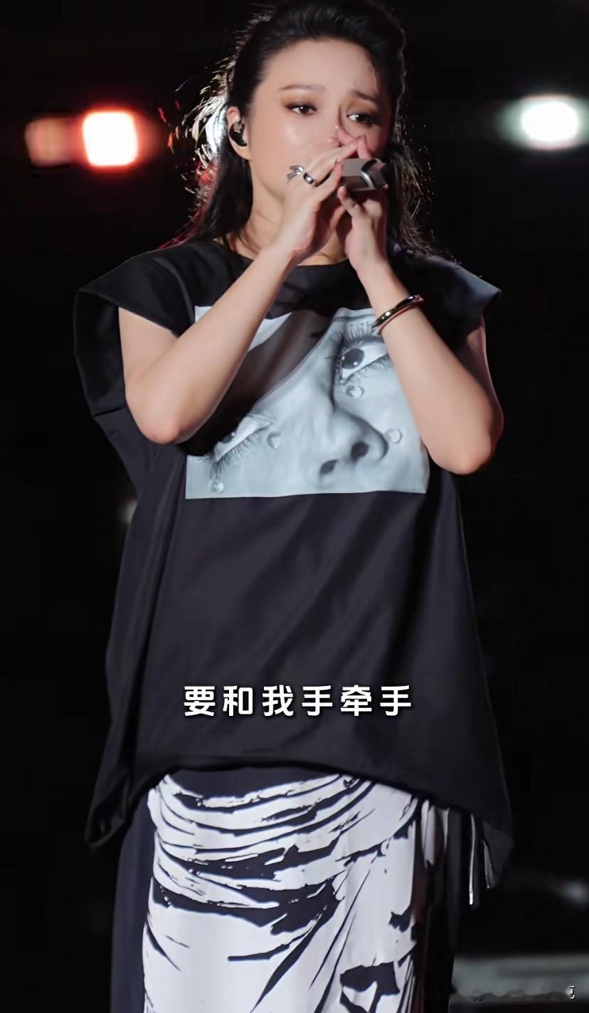 2004年那个时候刚高中毕业，认识了一个低我一级的女孩，后来2005年我要外出去
