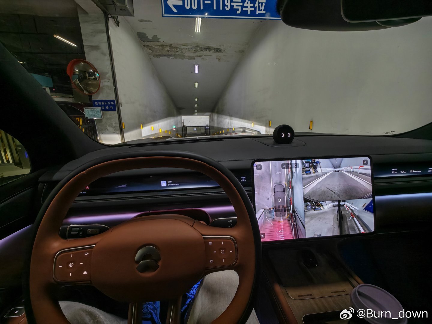 近5米3的蔚来ES8，唯独缺了后轮转向。高速体验没得说，下地库、窄路掉头就显得局