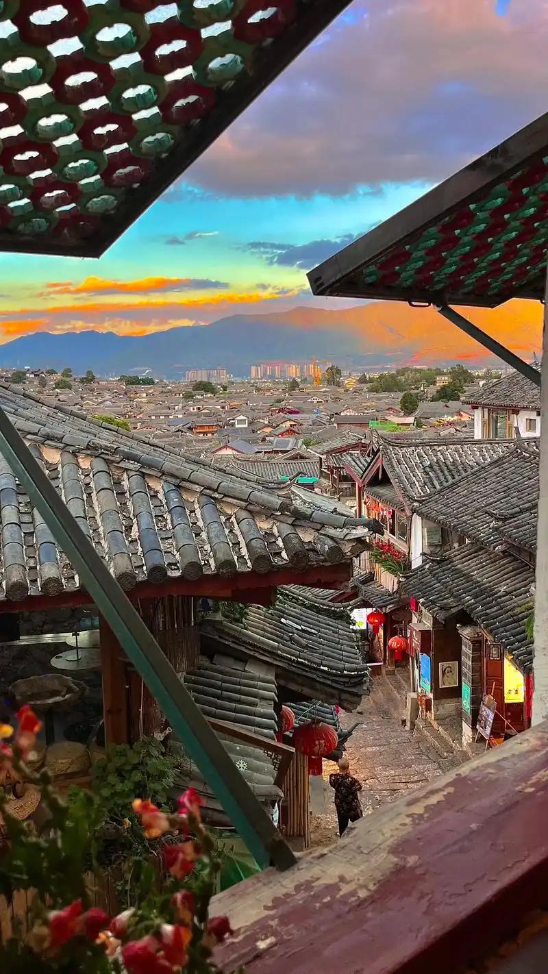 8月1日起，游客进丽江古城需缴纳50元古城维护费，有效期一年。

当然并不是所有