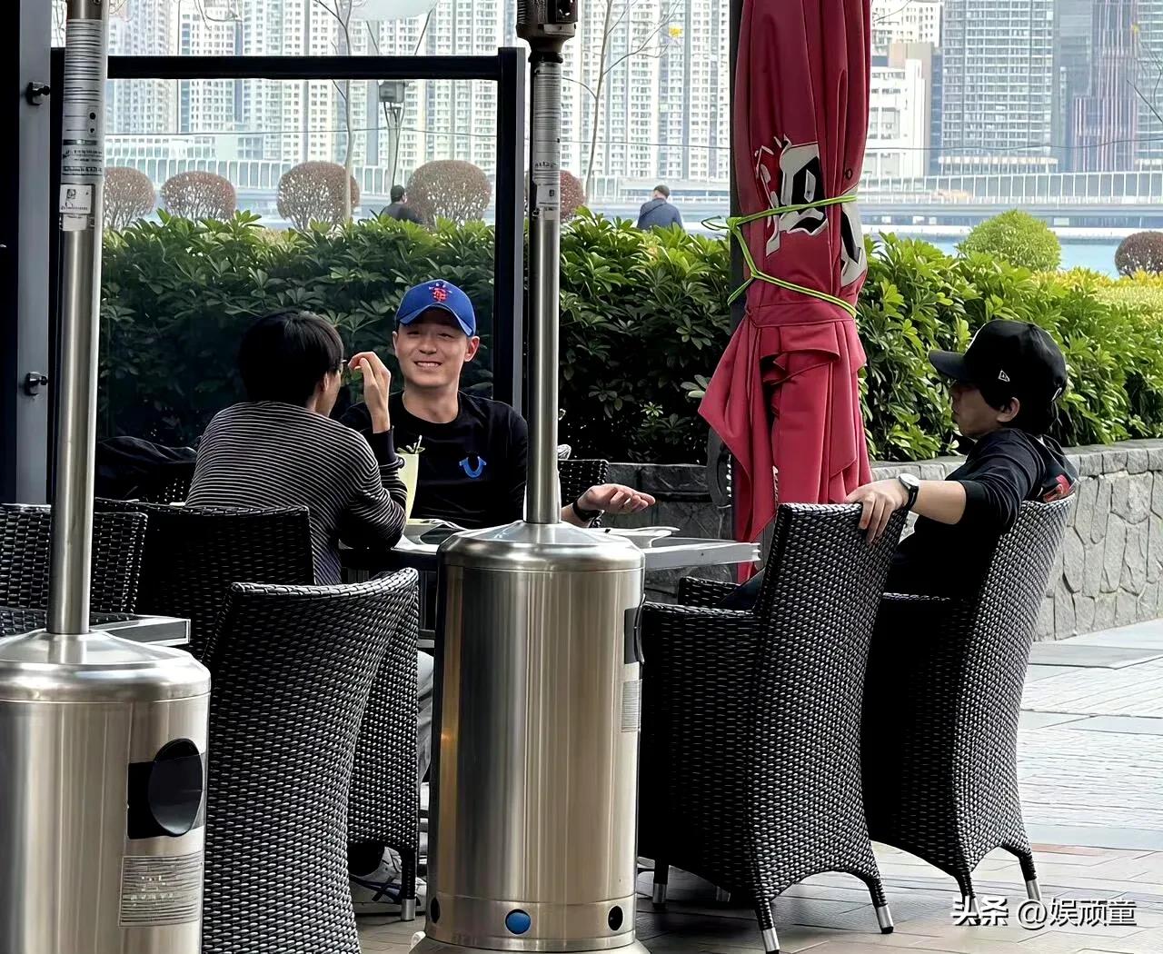 霍建华被嫌弃了，因为他穿了一条林心如的牛仔裤！
这条牛仔裤在霍建华身上变成紧身裤