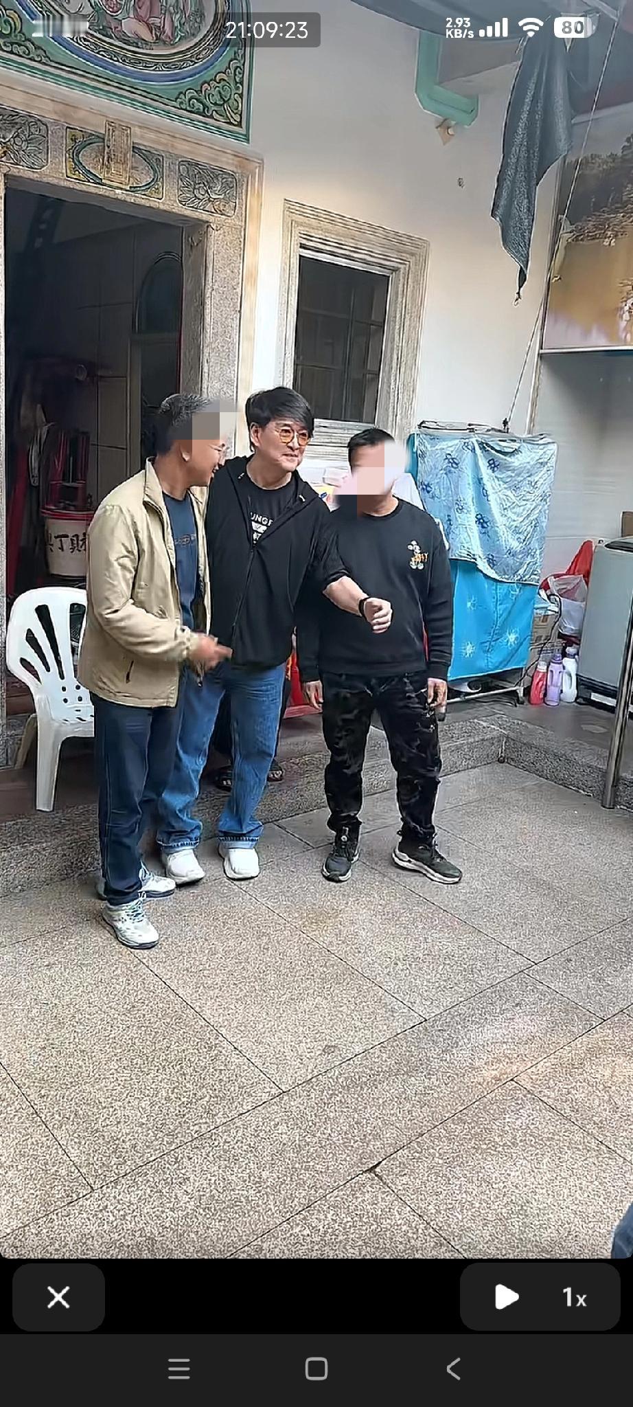 周华健回老家祭祖

非常接地气，宗亲过来要求合照，周华健照单全收，脸上全程洋溢着