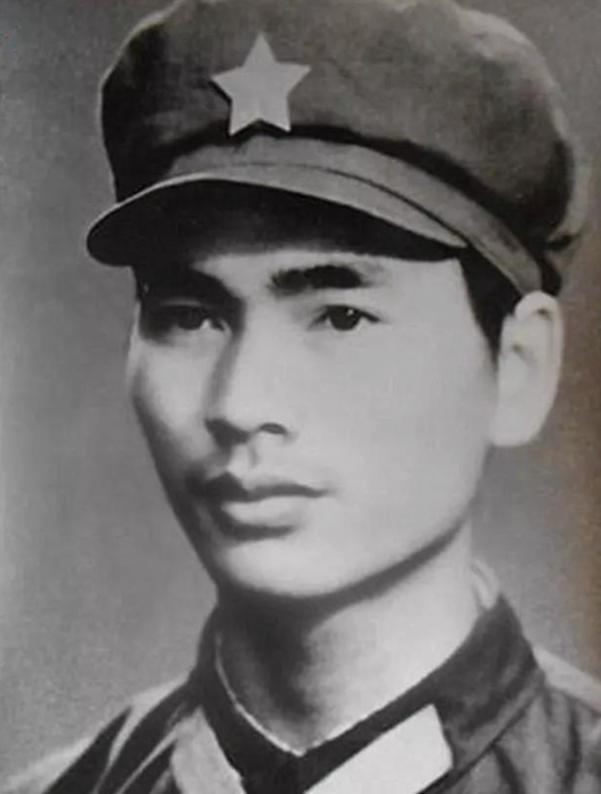 1976年，一名20岁战士刚入伍，就想当驾驶兵，却当了三年炊事兵，在战场上，一摸