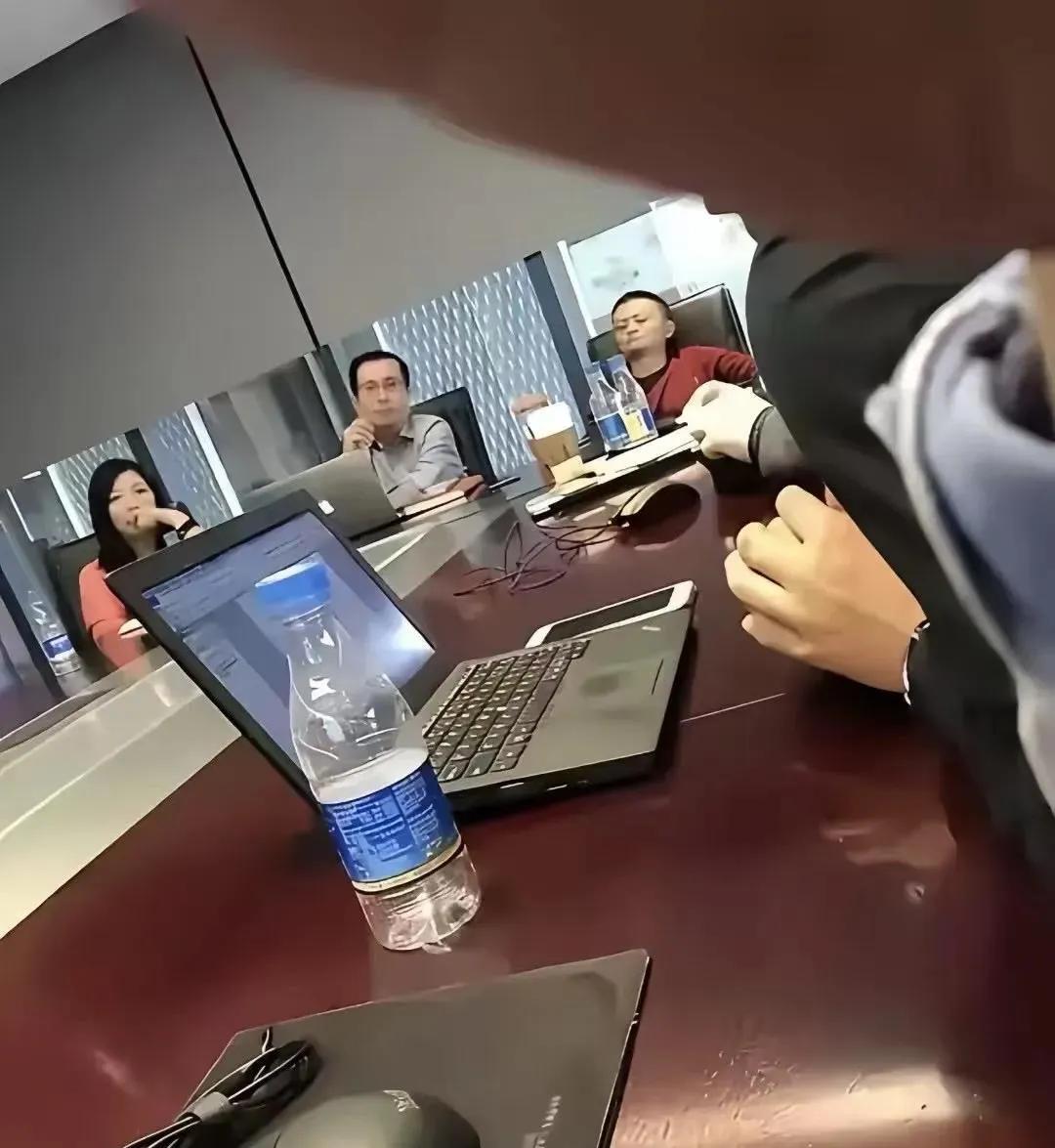 马爸爸开会一样睡觉，我上班开会睡觉也是人之常情