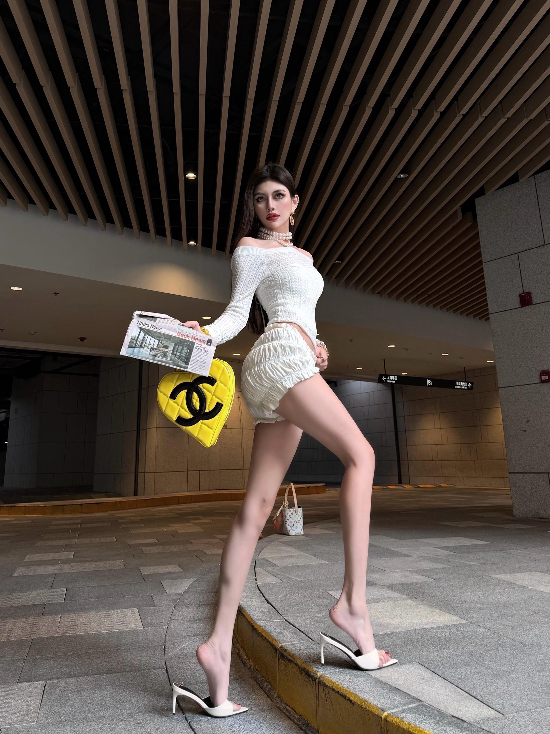 女明星站姿拍照巨显腿长。