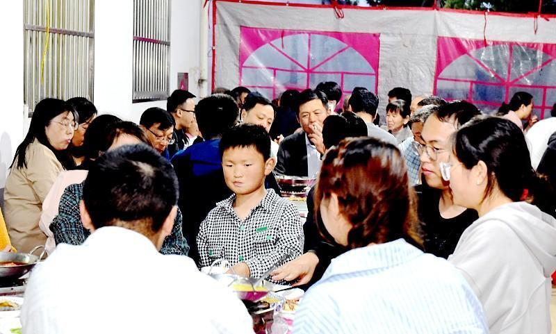 升学宴是否应该取消 升学宴是否该取消，这事儿争议挺大。升学宴有它的魅力，从古至今