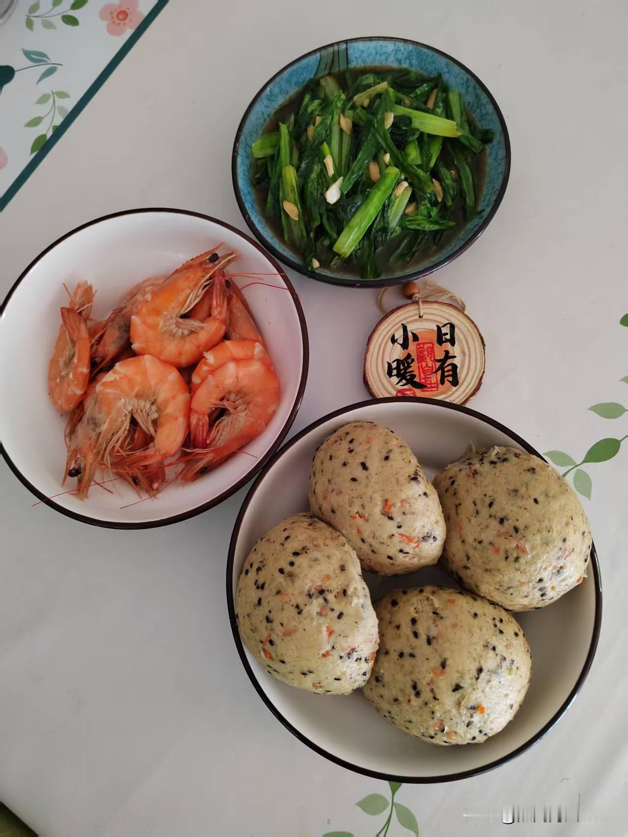 早起儿，拉开窗帘，外面的天雾气糟糟的，阳光无影无踪，远处的山，也没了影儿……
