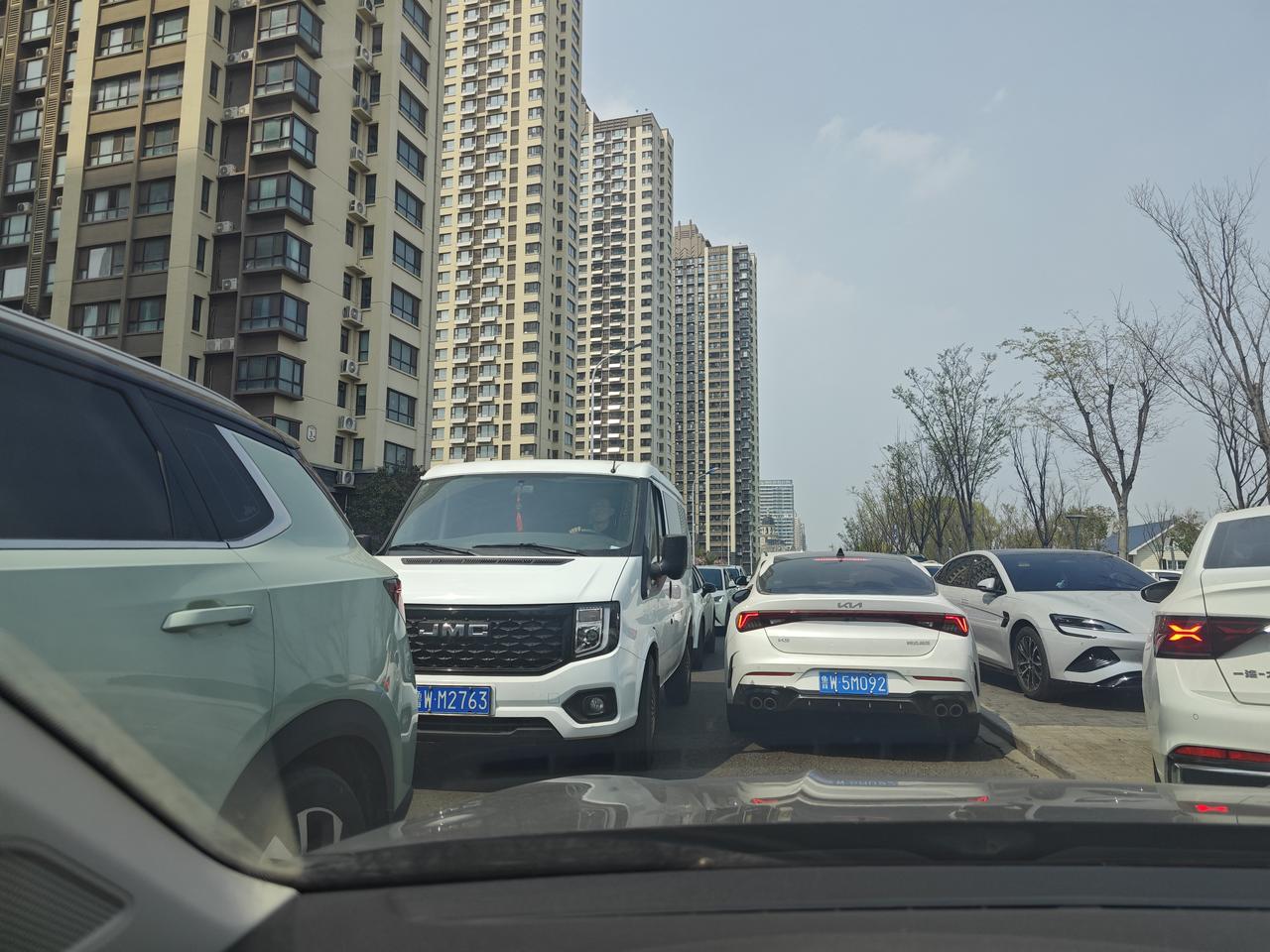 网友:罗庄区钓鱼壹号院东门这条南北路属于哪个部门管？路边停车挤占人行道，路边还加