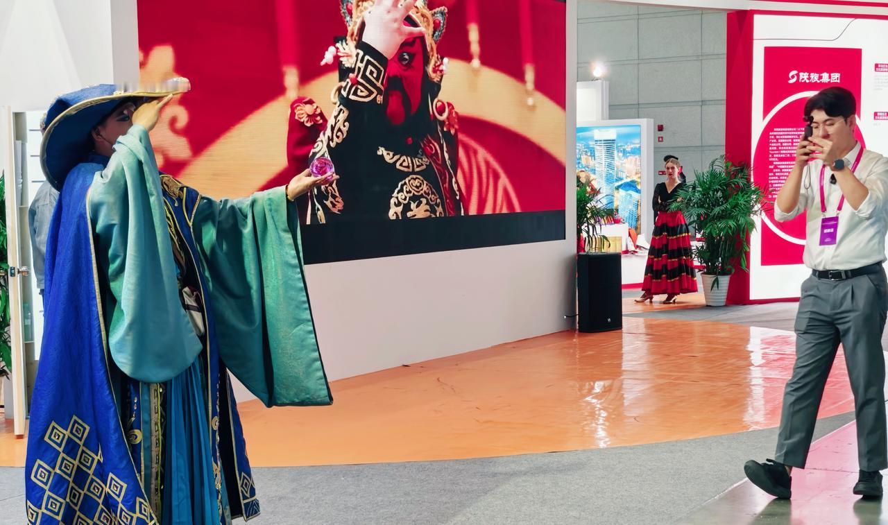 逛会展，直接撞见了大型文化秀。演员的造型与文化秀，舞台背景的秦腔脸谱，瞬间把气氛