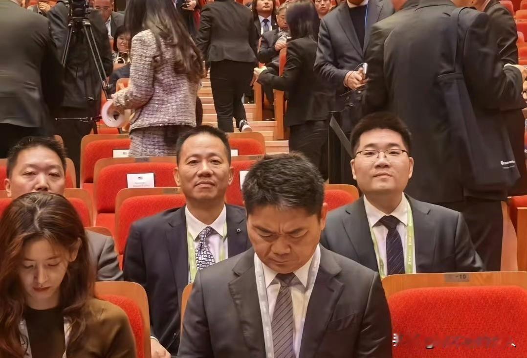 哈哈……刘强东在老婆面前没了自信 
刘强东发的朋友圈，有点意思！
看来，在外面再