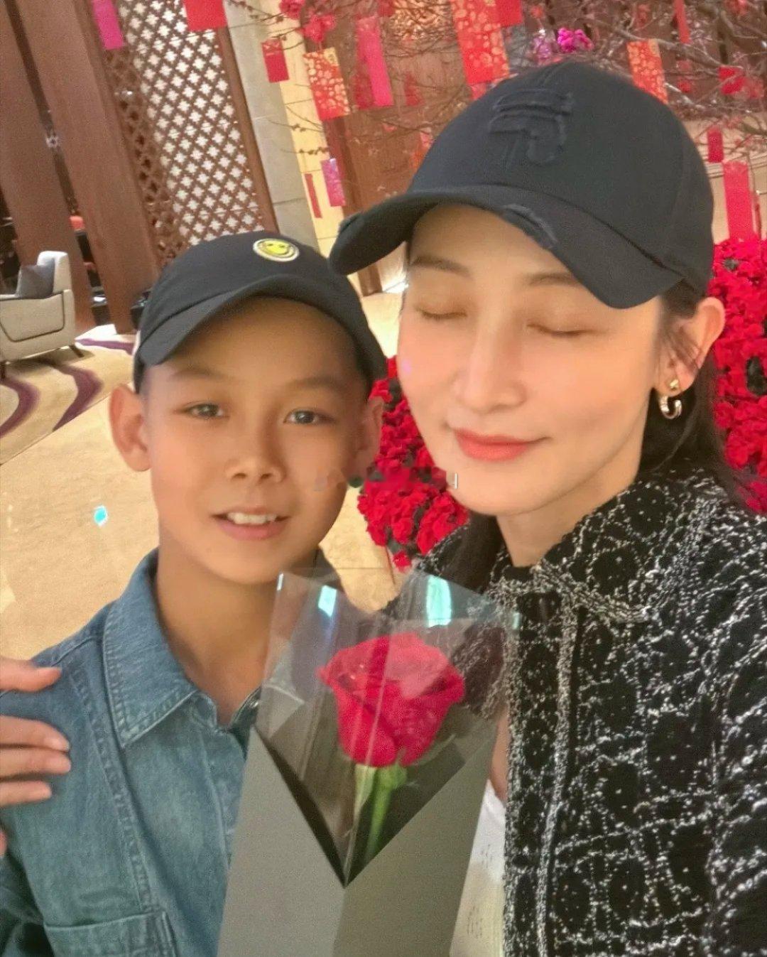 王皓老婆有福气，情人节收到了12岁大儿子送的玫瑰花，母子合影好有爱。闫博雅和两个