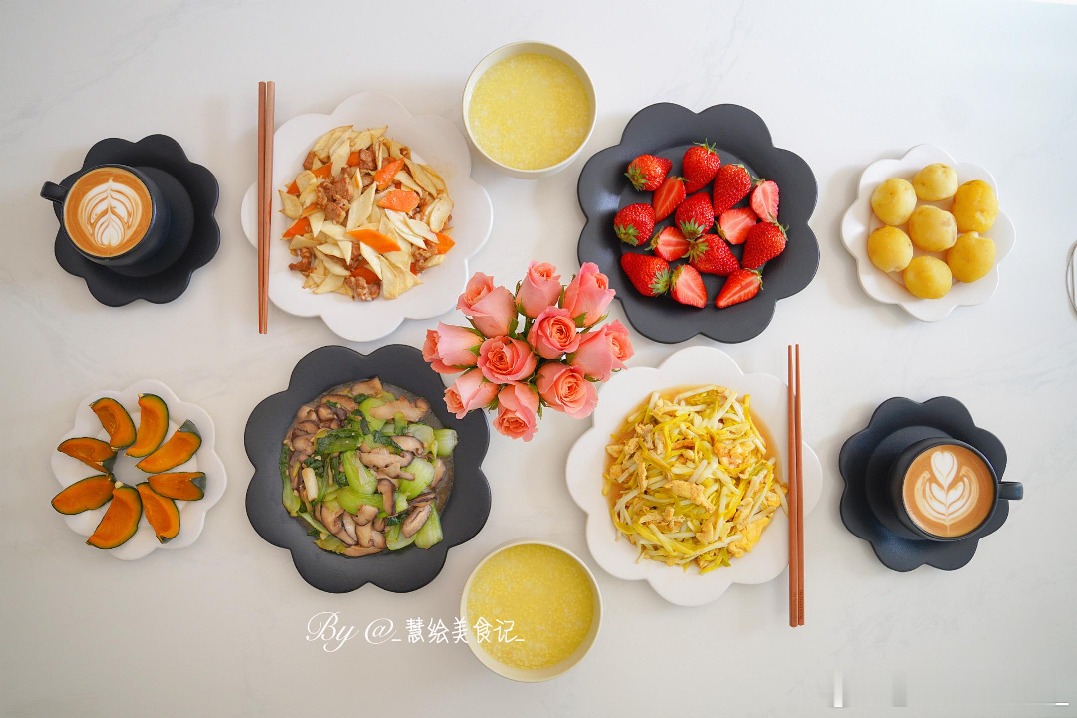 周四早[鲜花]早餐茭白胡萝卜炒肉、蒜黄炒鸡蛋、香菇油菜、小米粥、蒸杂粮、咖啡、草