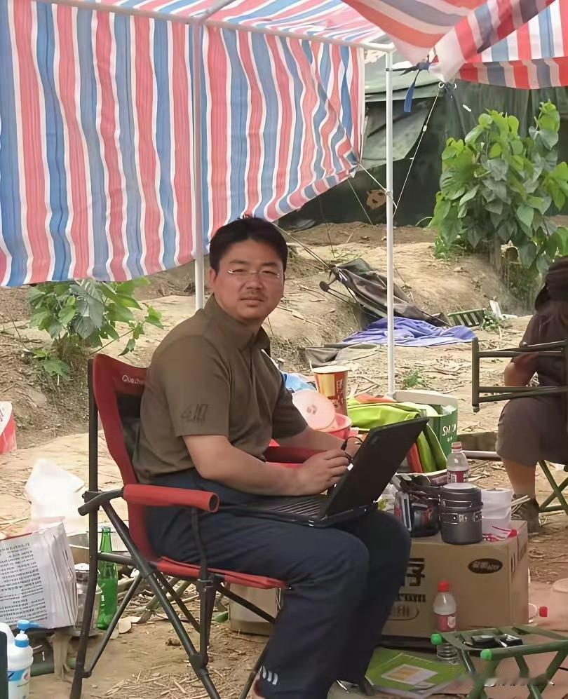 这张照片里的刘强东，你认出来了吗？

2008年5月12日，汶川地震。消息传来的