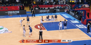 辽宁男篮外援莱迪聪明反被聪明误。一罚不中，二罚故意把球往篮板上砸，被裁判判罚违例