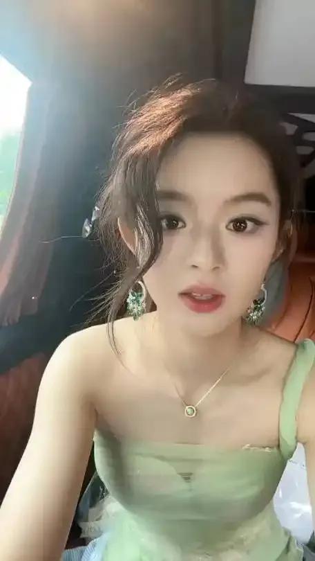 女演员黄杨钿甜佩戴230万元耳环引发热议，其父曾是雅安公务员负责招投标，事实真相