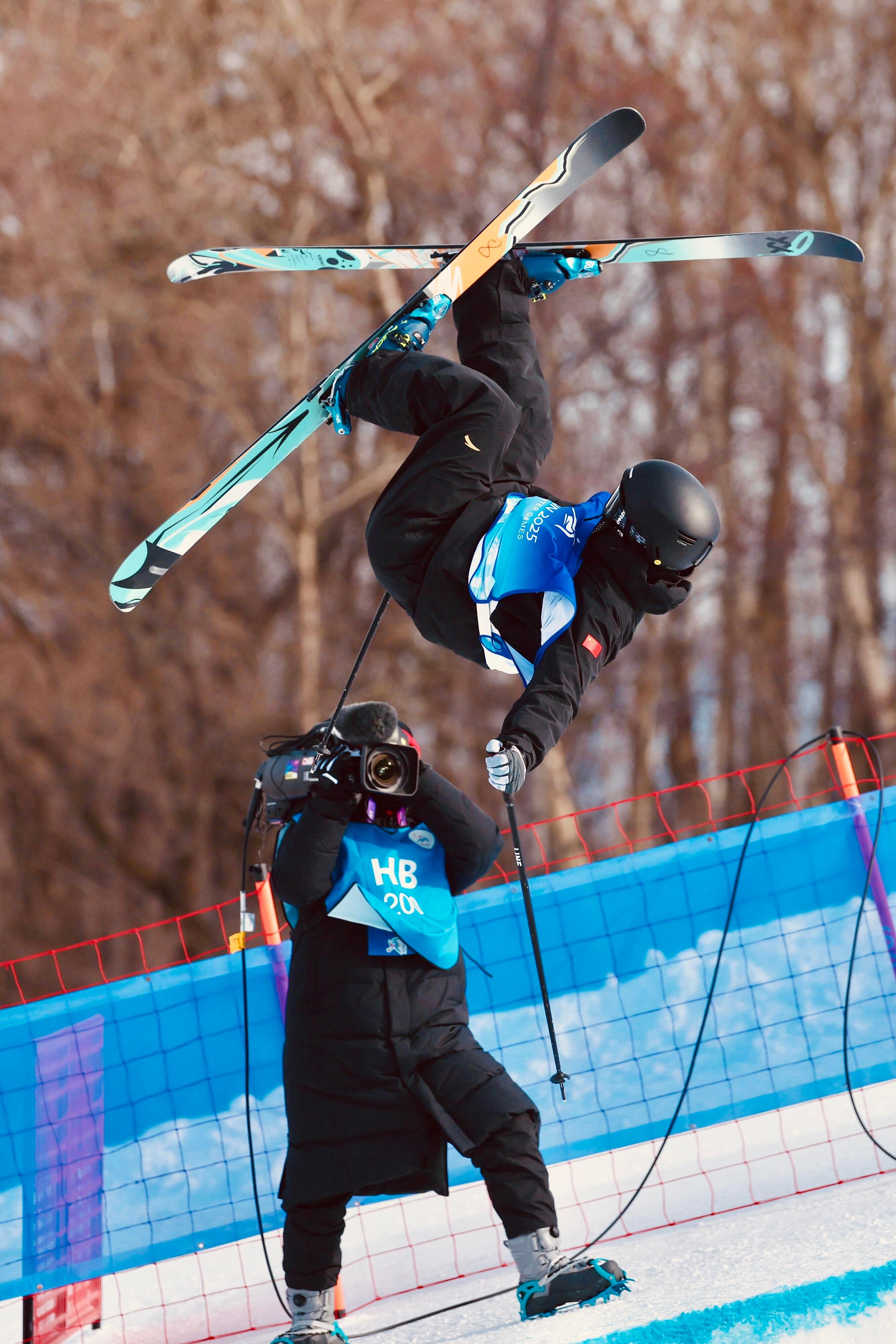 中国雪上首金背后是刀尖上跳舞 历经锁骨骨折的低谷，李方慧在2025亚冬会自由式滑