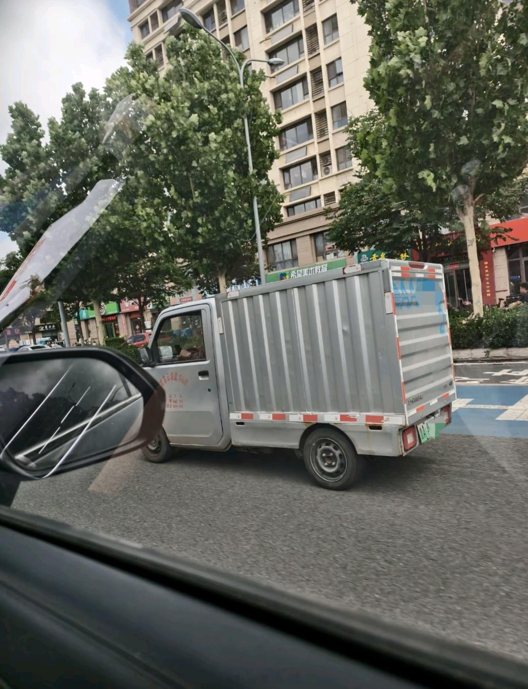 五菱细狗小货车，感觉还没那剁椒鱼头大呢 