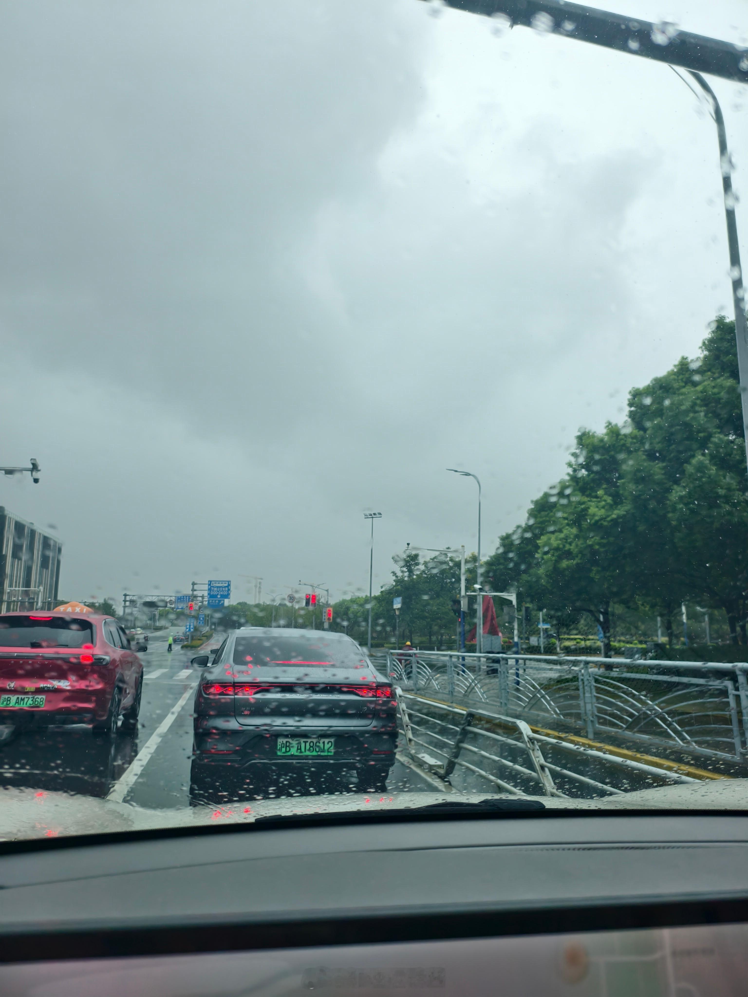 据说台风美食节又来了[笑cry][笑cry]小伙伴们还顶得住吗？随手拍台风 ​​