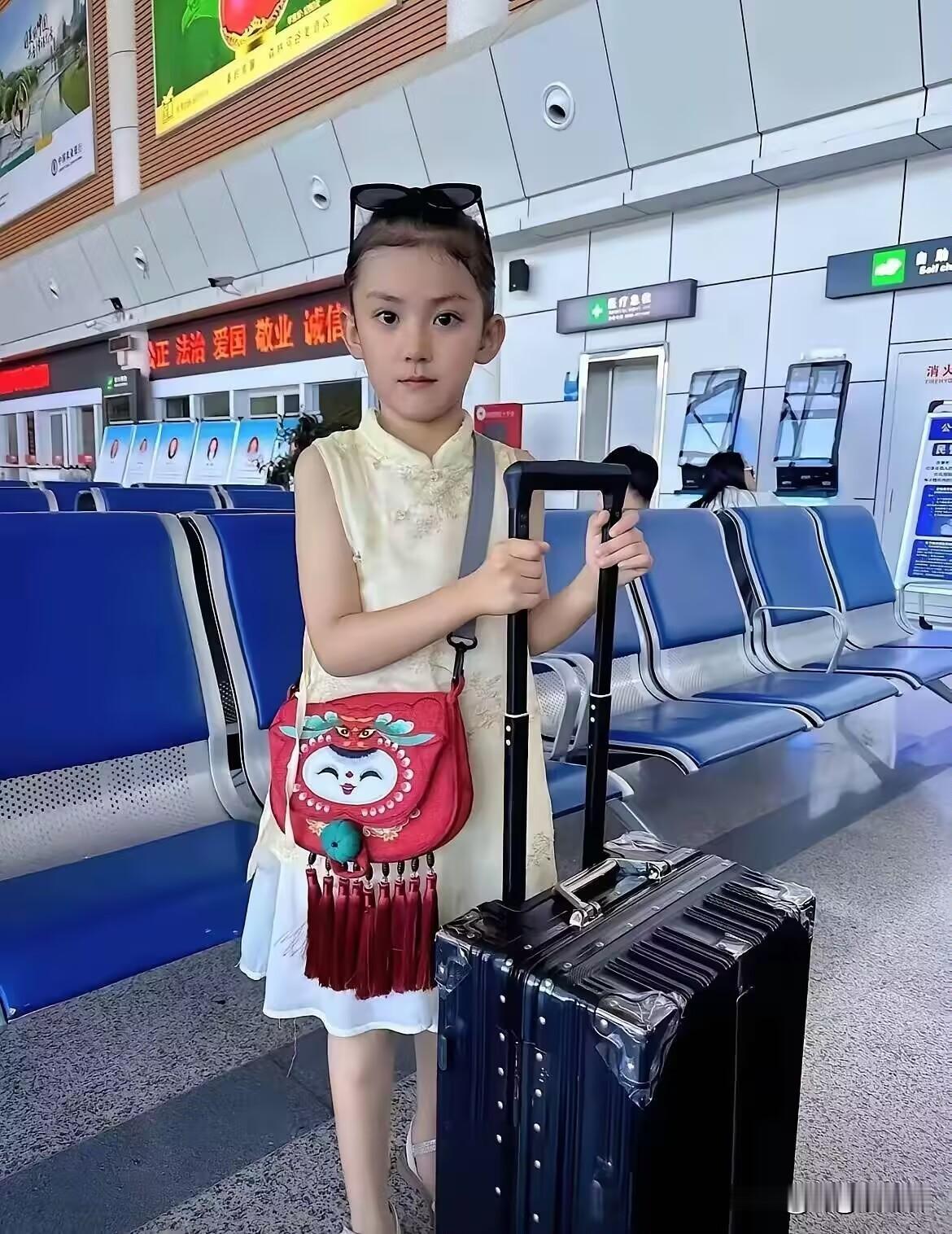 徐州，一位5岁半的小女孩，挎着小挎包，拉着行李箱，在没有亲人的陪伴下，独自飞往北