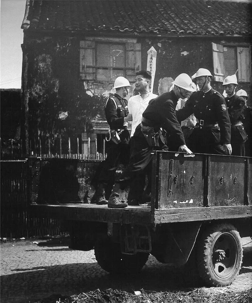 1949年5月，人民解放军即将解放上海，时任国民党上海市警察局局长的毛森秉承蒋介