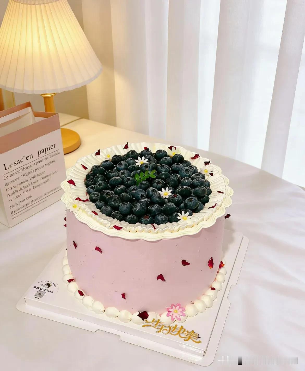 晒图笔记大赛蓝莓蛋糕太美了，想吃你来哟！[呲牙]