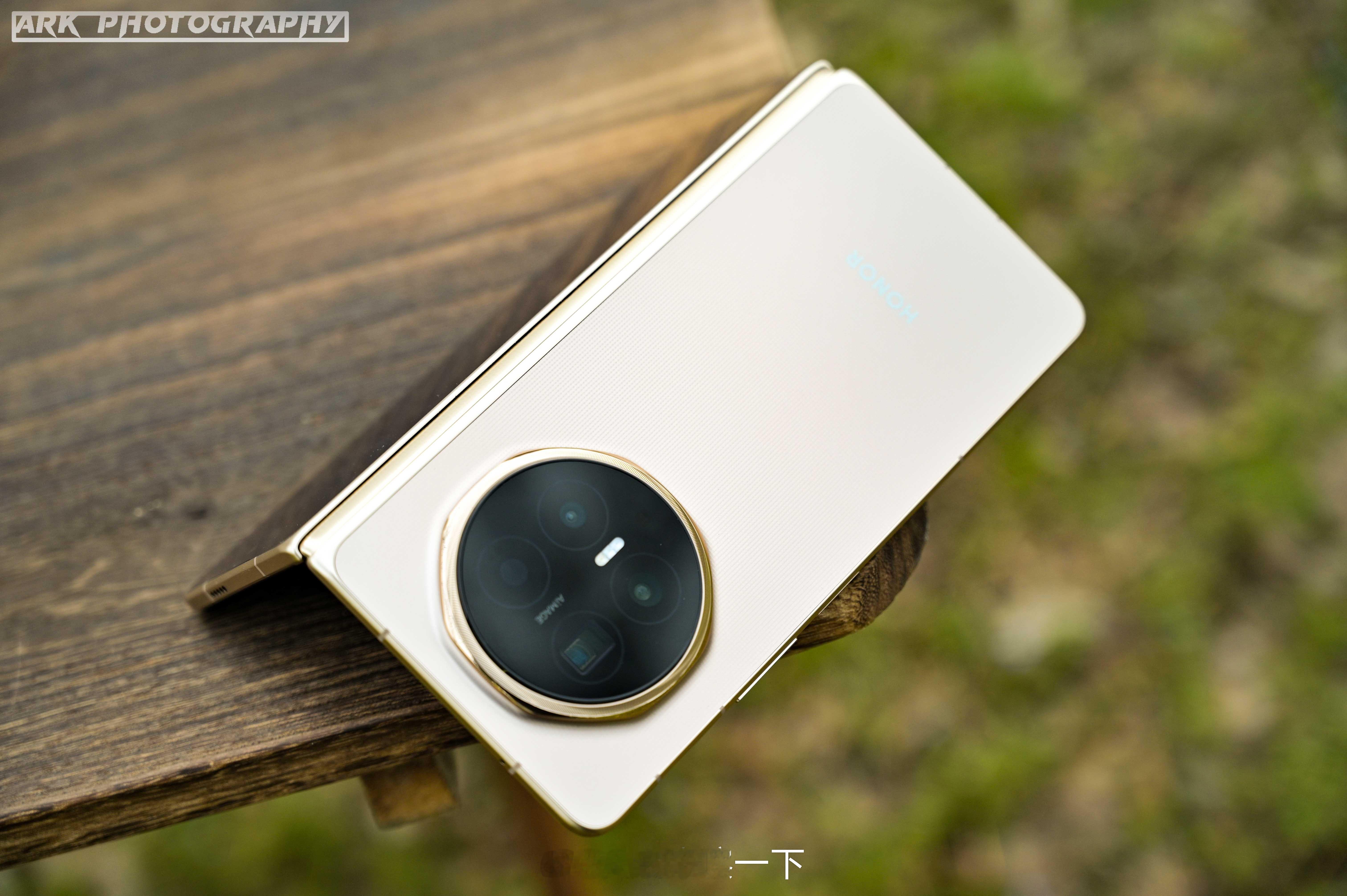 哪种折叠形态才是主流主流的折叠屏还是双大折叠，你应该没见过哪个领导用小折叠吧，大